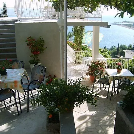 In With Sea View, Balcony, Wi-fi أوميس